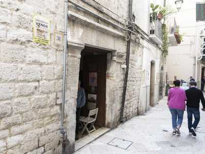 Ogni giorno a Bari vecchia, al civico 30 del folkloristico Vico del Carmine, il 66enne Michele, costruisce velieri, pescherecci  e �gozzi�